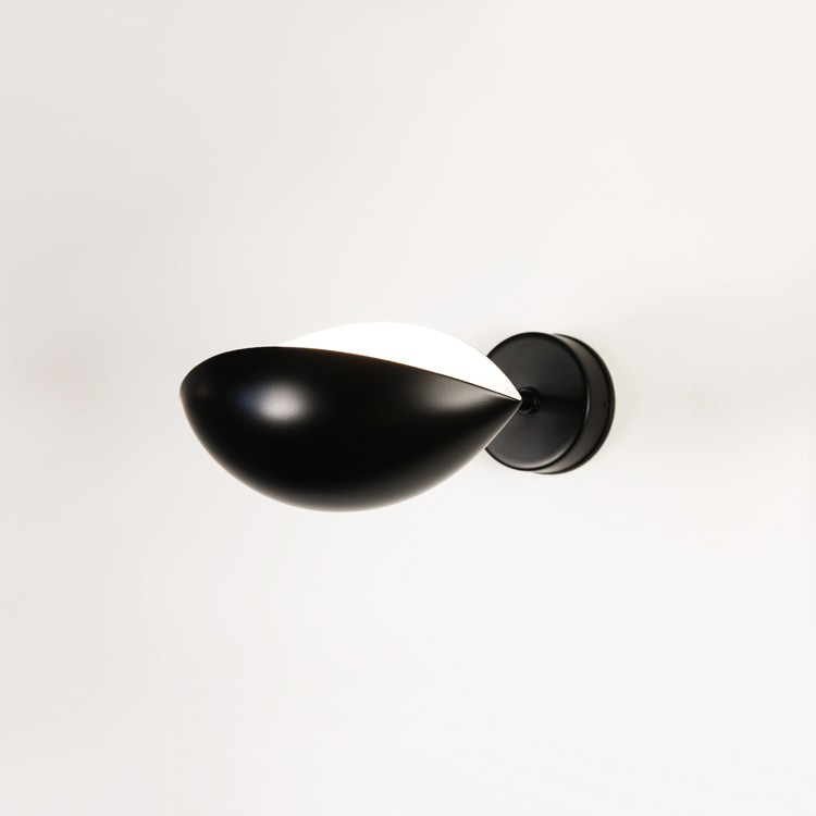 Aplique de pared modelo "Ojo", del artista francés Serge Mouille en los años 50. Pieza artesana en acero negro
