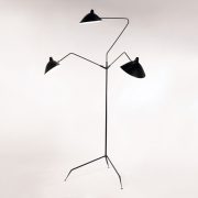 Lámpara de suelo de tres brazos Serge Mouille, pieza elegante para interior. Diseñada en la década de los 50 en Francia