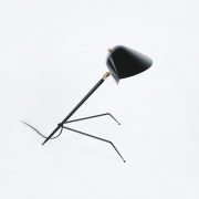 Lámpara de despacho Serge Mouille modelo "Tripod", original en acero negro. Produccción artesana francesa de calidad