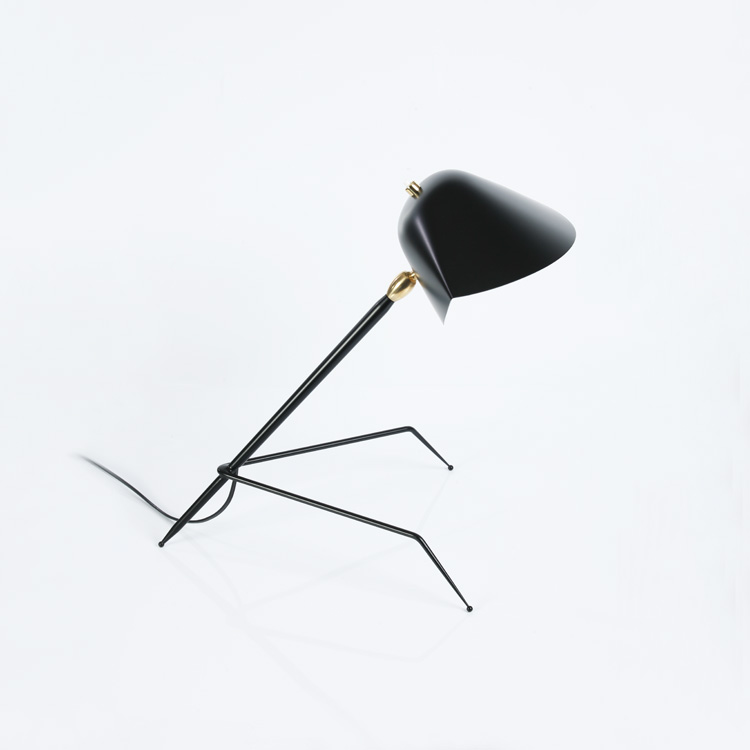 Lámpara de despacho Serge Mouille modelo "Tripod", original en acero negro. Produccción artesana francesa de calidad