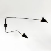Aplique de pared de dos brazos giratorios, uno recto y otro curvo, diseñado en la década de los 50 por Serge Mouille