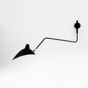 Aplique de pared de un brazo curvo en acero negro, del diseñador francés Serge Mouille. Fabricación francesa de máxima calidad