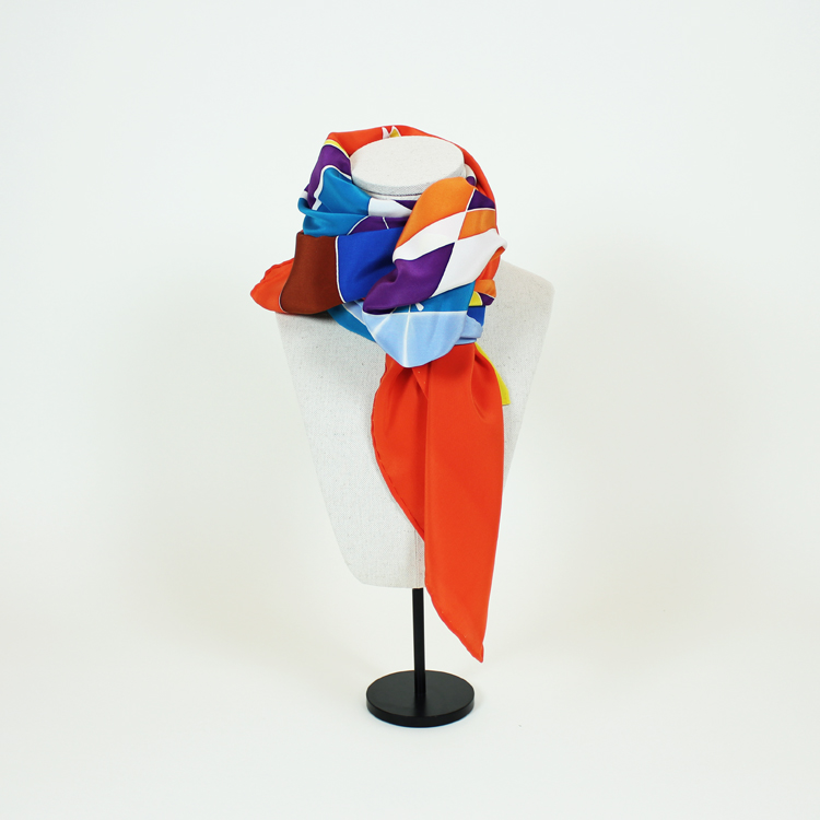 Pañuelo de seda pintado y diseñado por Natalia Lumbreras