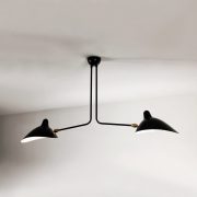 Lámpara de techo de dos brazos fijos diseñada en Francia por Serge Mouille. Original y artesana en acero negro de calidad