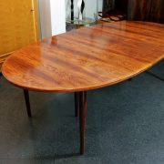 Mesa de comedor ovalada de Arne Vodder