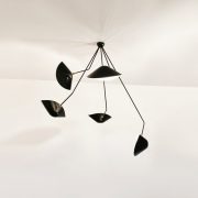 Lámpara de techo "Araña" cinco brazos en ángulo, artesana y vanguardista en acero negro y bronce. Diseño exclusivo de Serge Mouille en la década de los 50