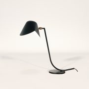 Lámpara de despacho modelo Antony, realizada en acero negro y bronce del artista Serge Mouille en Francia