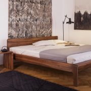 Cama Invito, en madera maciza de diseño actual y artesanal