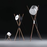 Lampara Shift, en madera maciza con acero y vinilo de color blanco y negro, con un diseño actual y de producción artesanal