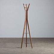Perchero Hanny, en madera maciza y acero, con un diseño moderno y de producción artesanal
