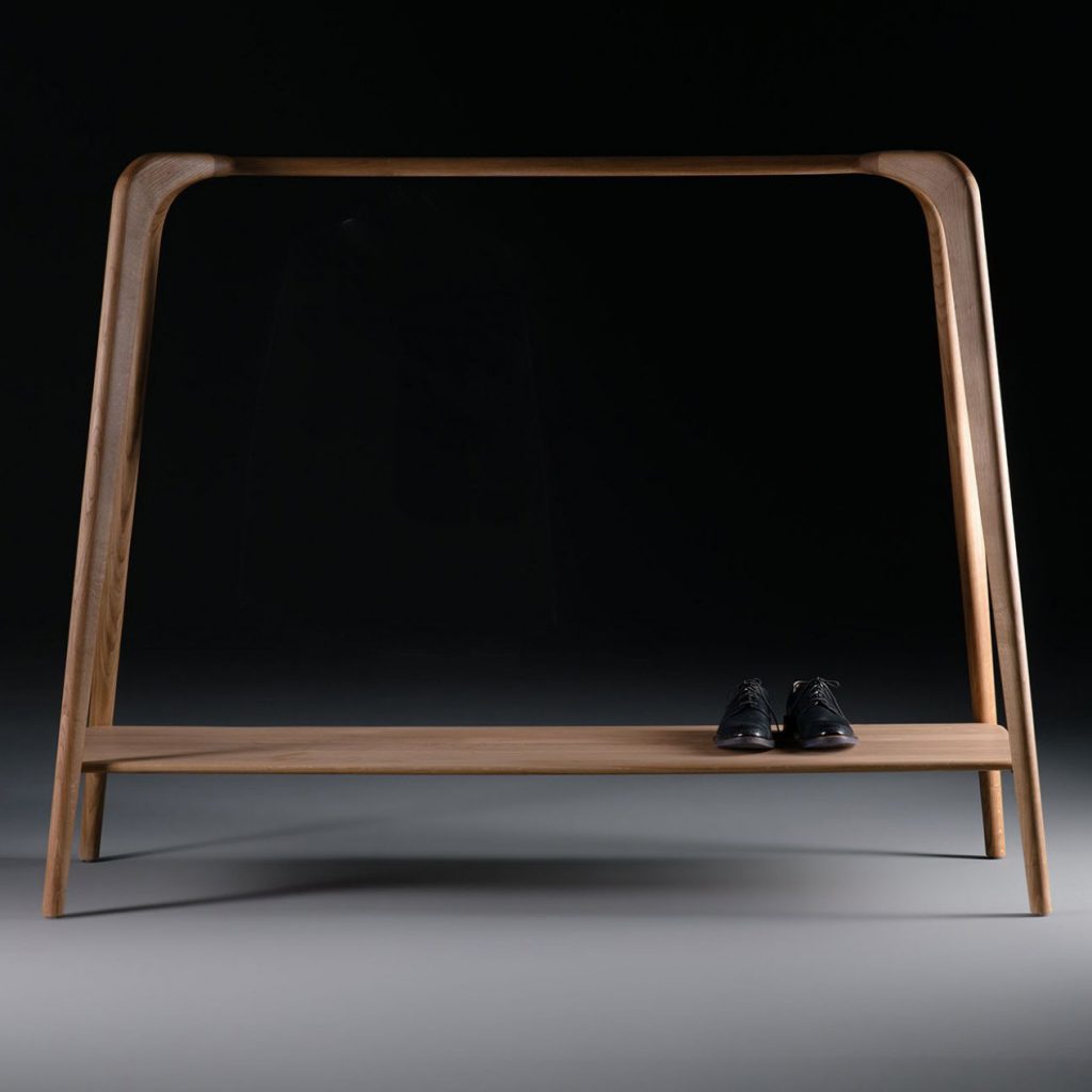 Perchero Swing, en madera maciza con un diseño vanguardista y de producción artesana