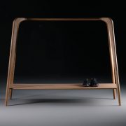 Perchero Swing, en madera maciza con un diseño vanguardista y de producción artesana