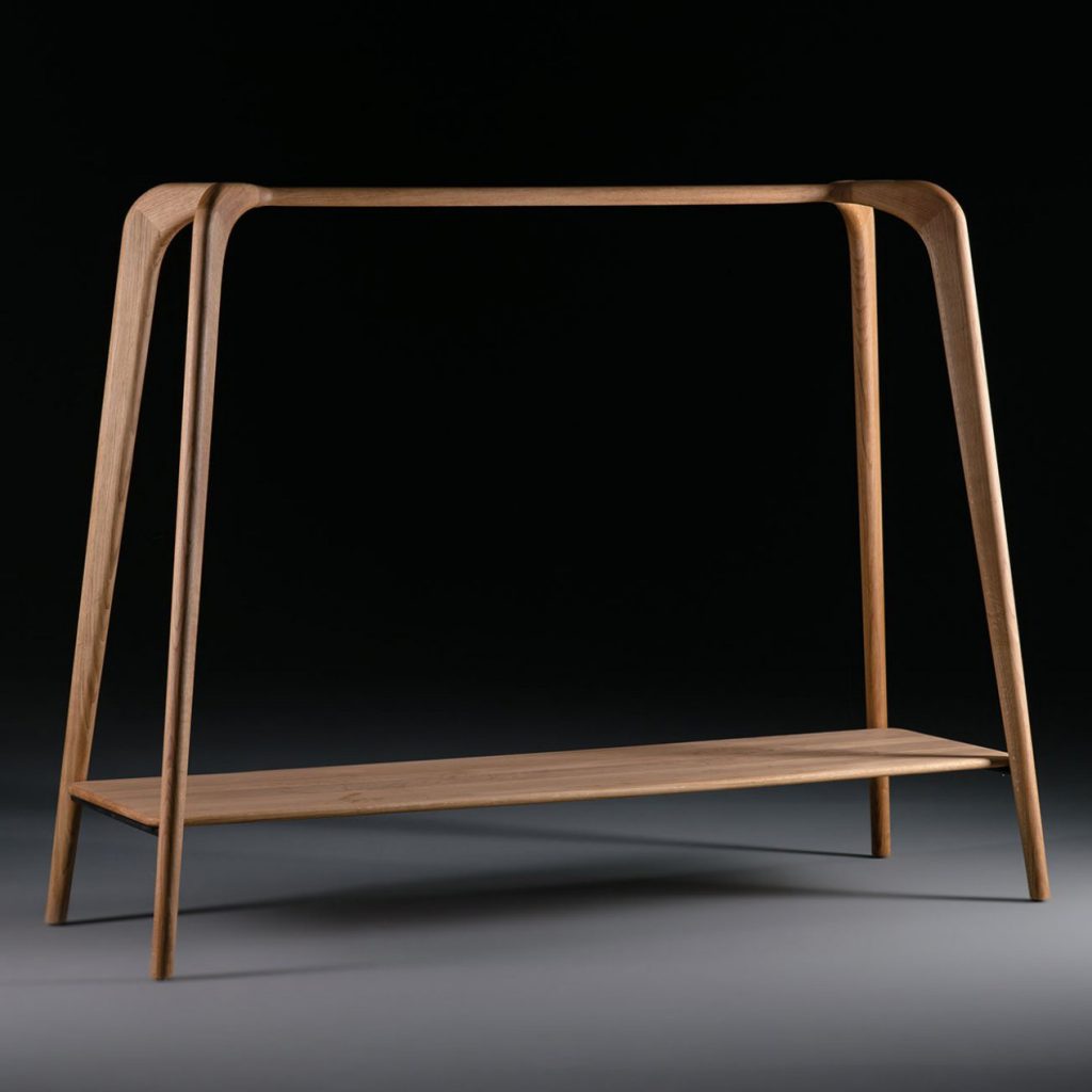 Perchero Swing, en madera maciza con un diseño vanguardista y de producción artesana.