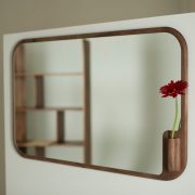 Espejo Muse de madera maciza, diseño moderno y producción artesanal.