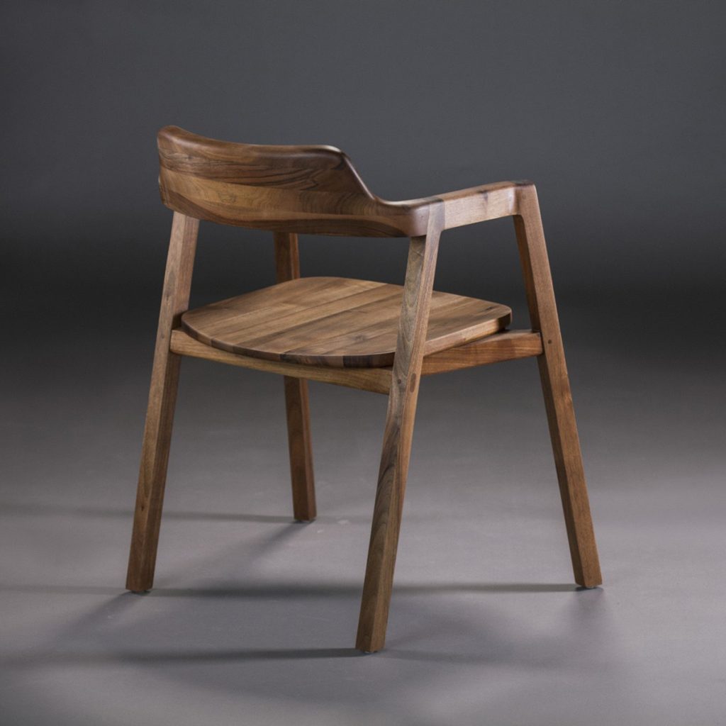 Silla Bura en madera y tapicería, con diseño moderno y acabados elegantes, de producción artesana de Bosnia