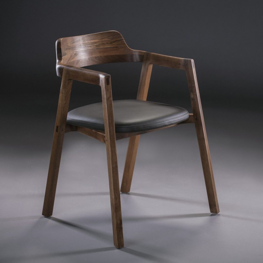Silla Bura de Artisan en madera de calidad y tapicería, con diseño exclusivo y artesano en Europa
