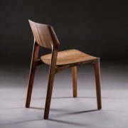 Silla Fin en madera y tapicería a elegir de primera calidad, con diseño actual, elegante y artesano de Bosnia