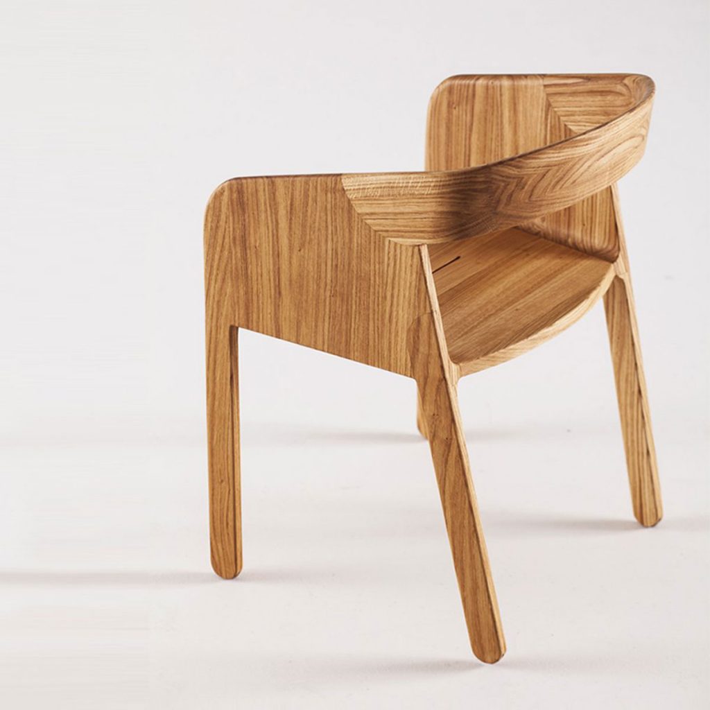Silla Malena, diseño moderno en madera con cojín en tapicería a elegir, fabricada para Artisan de forma artesanal y exclusiva