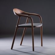 Silla Neva en madera y tapicería , artesanía moderna de calidad y original en Europa