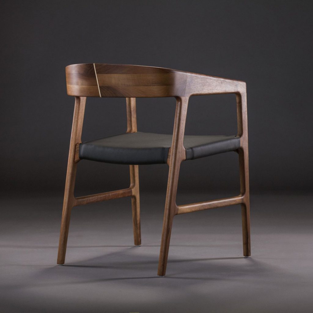 Silla Colección Tesa con diseño moderno en madera y tapicería, de producción artesana y exclusiva de calidad