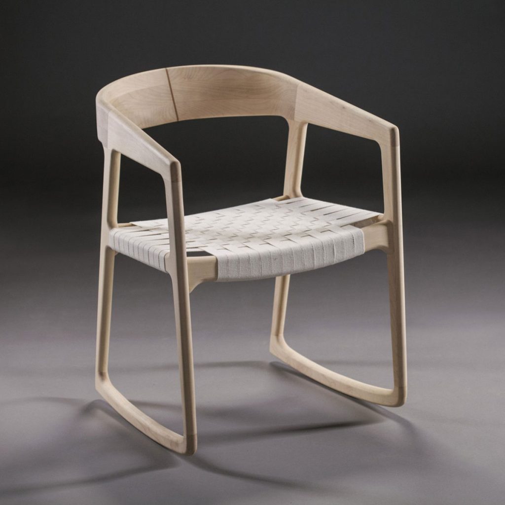 Silla Tesa Swinging, diseño vanguardista en madera de calidad y tapicería a elegir, de producción artesanal europea
