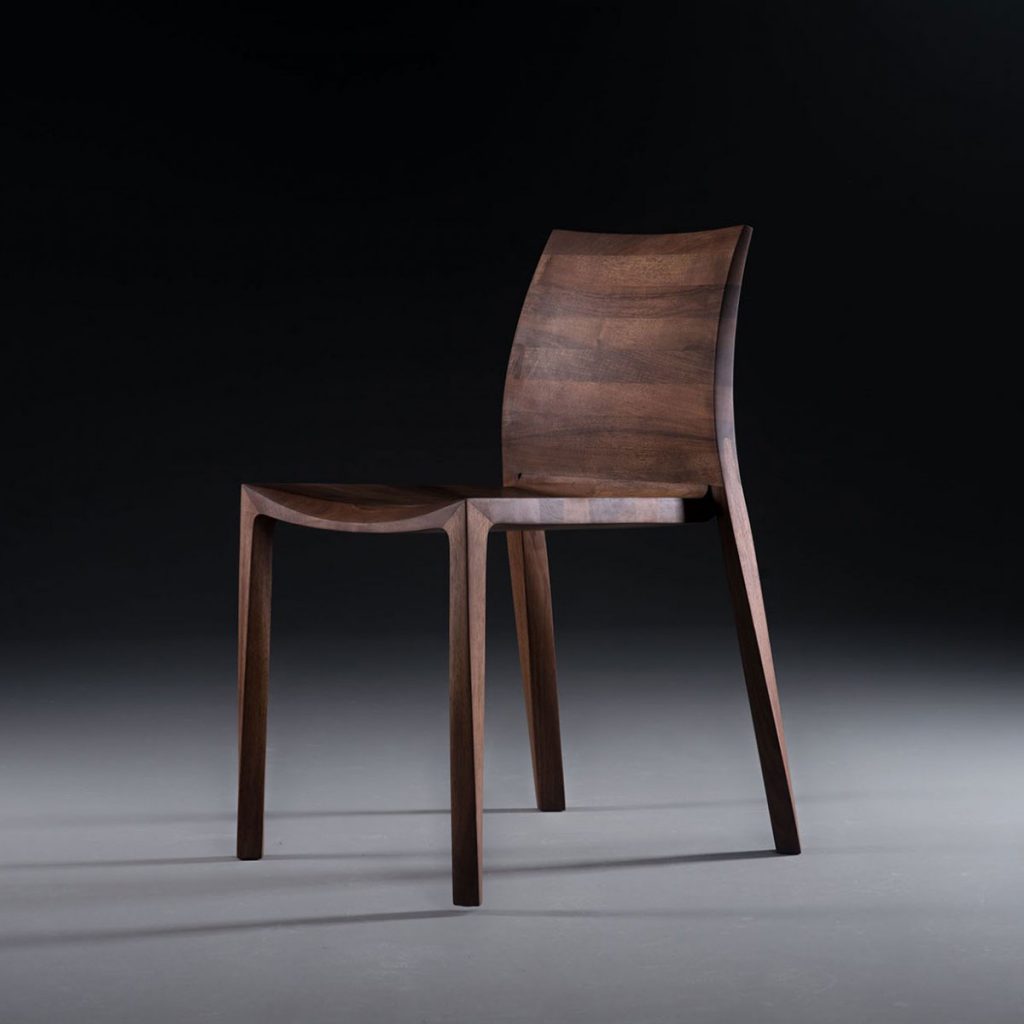 Silla Torsio, diseño actual y original para Artisan de Bosnia, en madera maciza y producción artesanal de máxima calidad