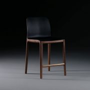 Silla Bar Invito, diseño vanguardista en madera y cuero de calidad, realizada artesanamelnte en Europa