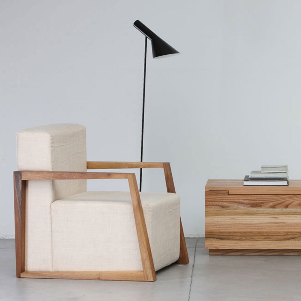 Sillon Basic en madera y tapicería con líneas modernas y originales, con producción artesana europea