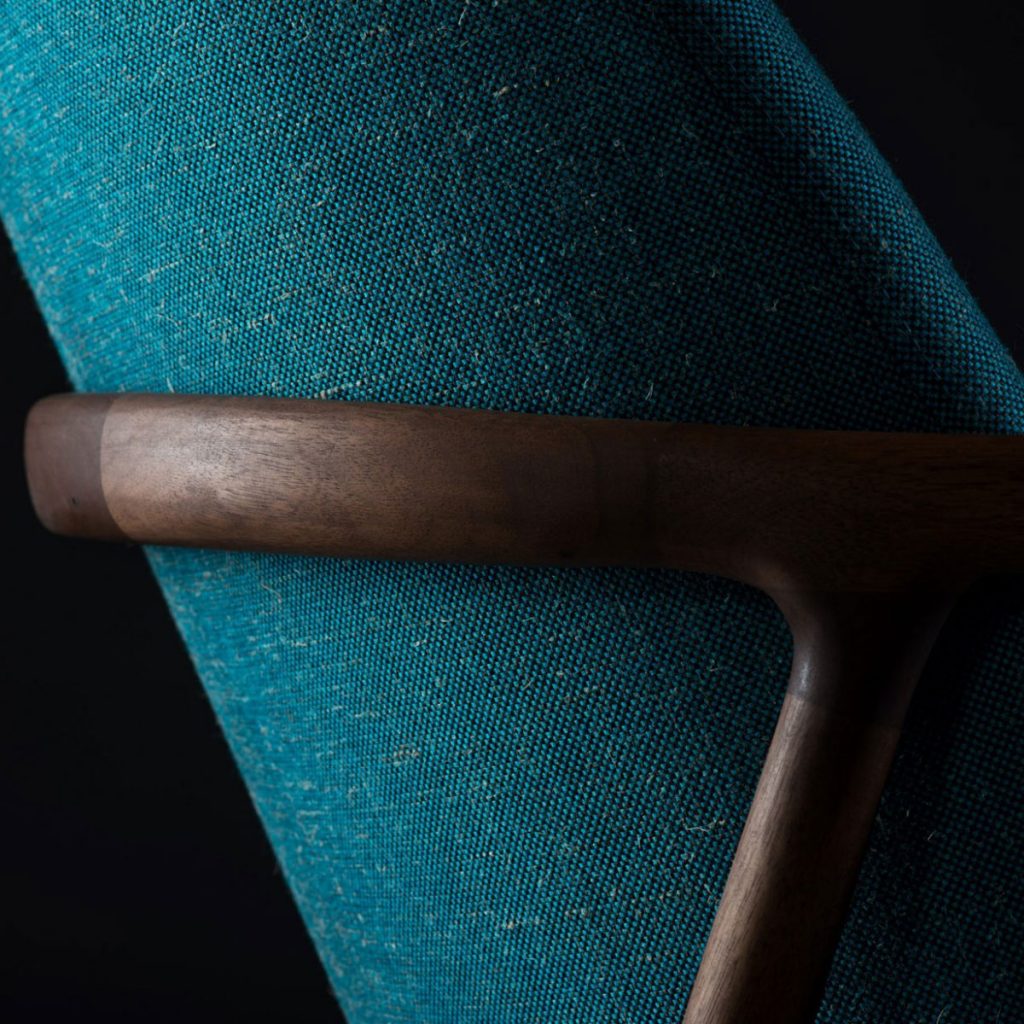 Sillon Neva Lounge Alto, en madera y tapiceria de gran calidad, con diseño moderno exclusivo y artesano europeo