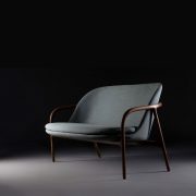 Sofa Neva Bajo, en madera y asiento de tapicería, con diseño moderno y excelentes acabados, realizado de forma artesana de Bosnia
