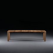 Banco Invito, realizado en madera maciza de excelente calidad, con diseño vanguardista y exclusivo en Europa