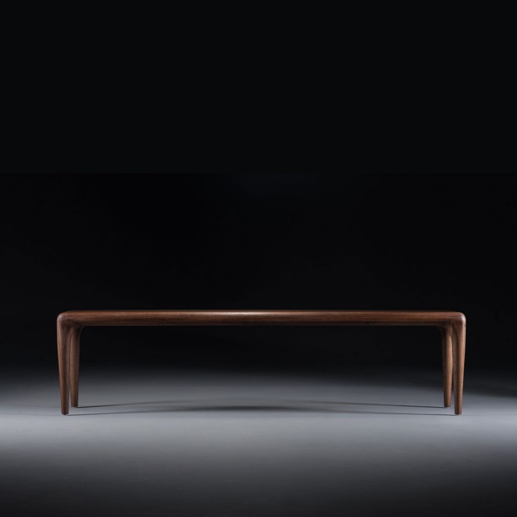 Banco Latus en madera, diseño artesano y moderno para Artisan de Bosnia, excelente calidad y originalidad