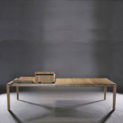 Mesa Invito con extensiones en maderas de calidad, realizada de forma artesanal y moderna para Artisan