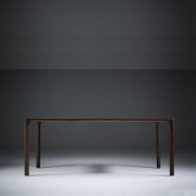 Mesa Jean, en madera de calidad, artesana y moderna de Bosnia