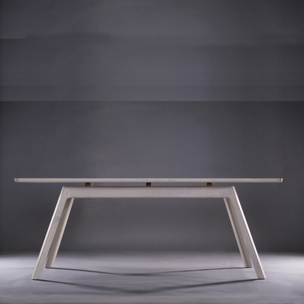 Mesa Jugo realizada en madera con diseño original, exclusivo y artesano en Europa