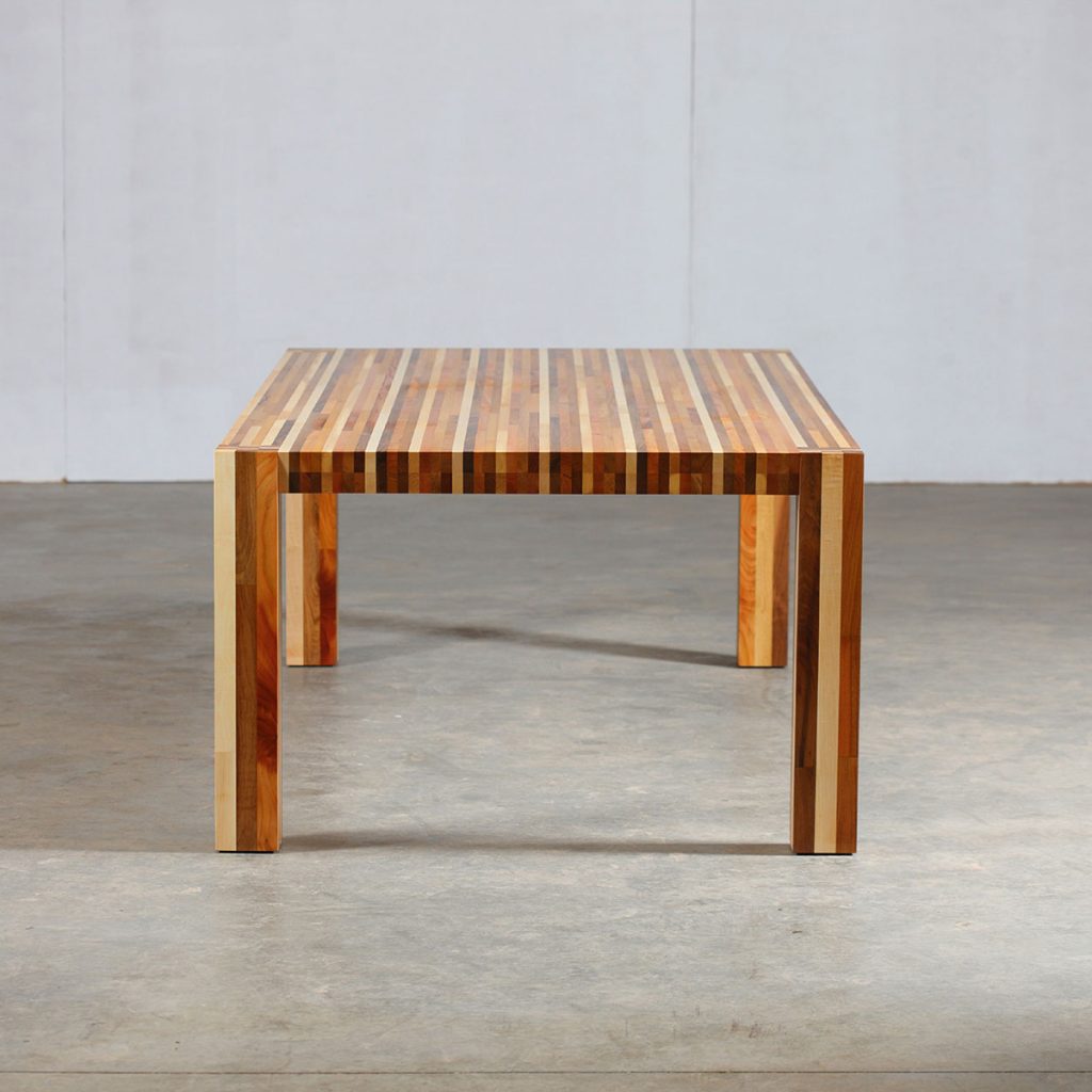 Mesa Kilim, en madera mezcla con excelentes remates y producción artesana de Bosnia