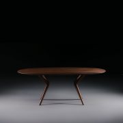 Mesa Lakri Oval en madera de calidad con un diseño moderno, de producción artesana de Bosnia