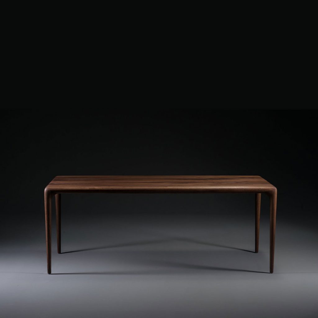 Mesa Latus, diseño actual con excelentes acabados, realizada en maderas de primera calidad, de producción artesanal de Bosnia