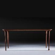 Mesa Pasha realizada en madera con diseño moderno y de producción artesanal europea