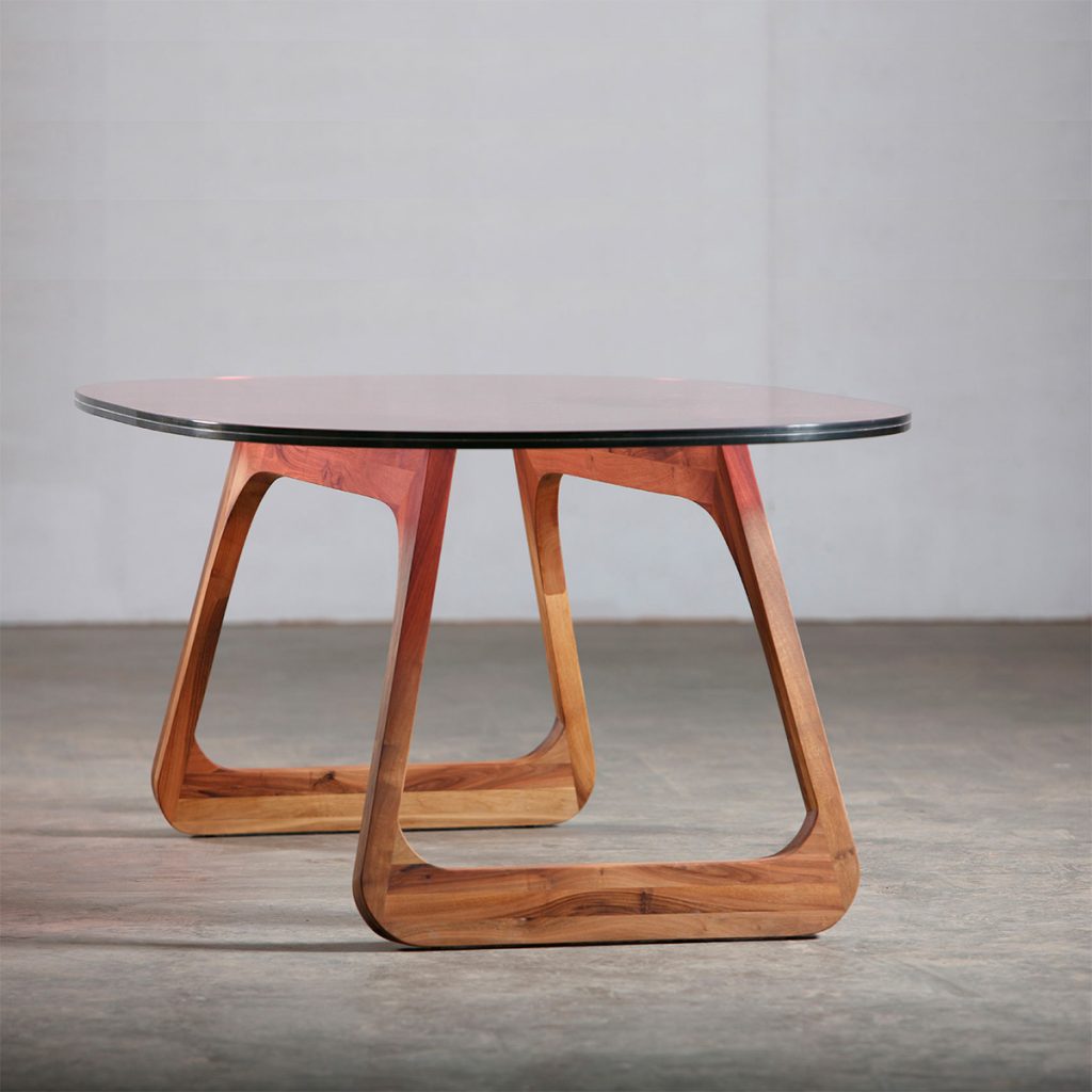 Mesa Steek Oval en madera, diseño moderno y actual realizado artesanalmente