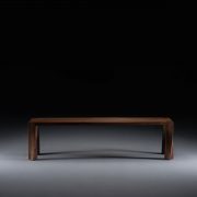 Mesa Tor de Artisan, diseñada en maderas de primera calidad a elegir, con líneas vanguardistas y originales, producida de forma artesana en Europa