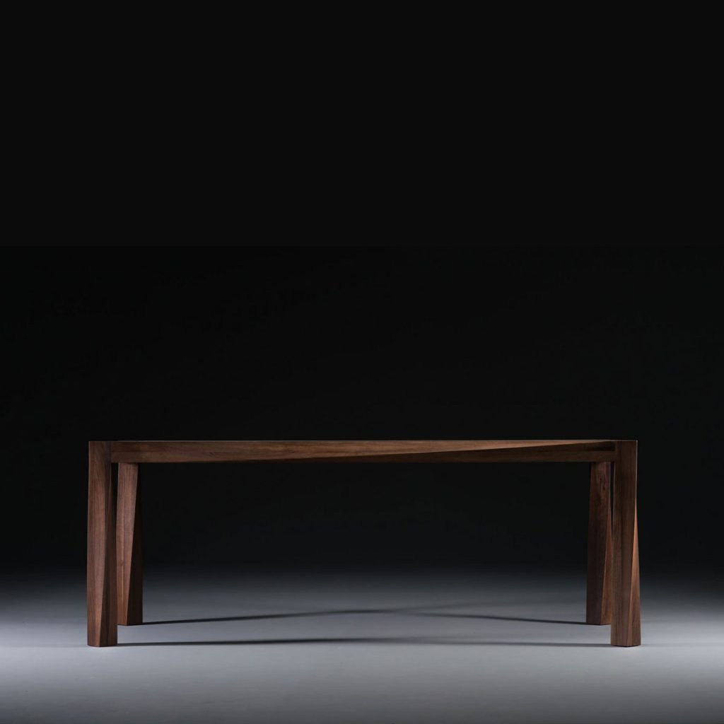 Mesa Torsio en madera de primera calidad, con diseño vanguardista producida de forma exclusiva y artesana en Europa