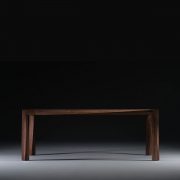 Mesa Torsio en madera de primera calidad, con diseño vanguardista producida de forma exclusiva y artesana en Europa