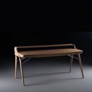Escritorio de Trabajo Picard, en madera de calidad con estante, de diseño vanguardista. Elaborado de forma artesana, exclusiva y original para Artisan