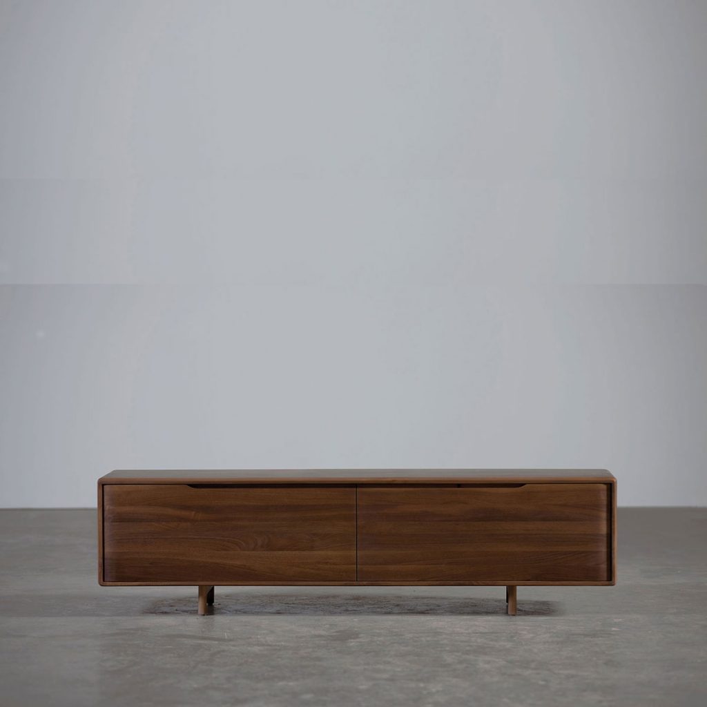 Aparador Invito Bajo, realizado en madera maciza con cajones y compartimentos, vanguardista con producción original para Artisan