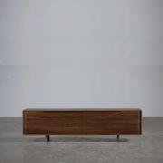 Aparador Invito Bajo, realizado en madera maciza con cajones y compartimentos, vanguardista con producción original para Artisan