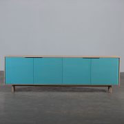 Aparador Invito 90 en madera de calidad con diseño exclusivo y original europeo, realizado artesanalmente. Dispone de puertas y compartimentos