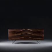 Aparador Lasta 2 en madera de calidad, patas de acero con cajones y puertas, vanguardista. Producción artesana y original para Artisan en Europa