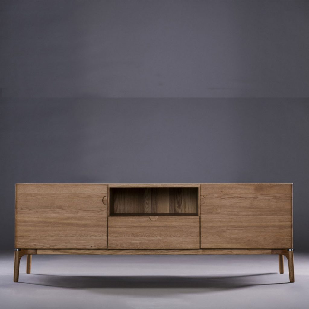 Aparador Naru en madera con cajones, puertas y compartimento, de producción artesana moderna en Europa para Artisan