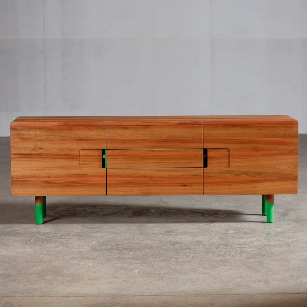Aparador Sly, en madera maciza de diseño vanguardista y producción artesanal. Dispone de cajones y puertas, en varios colores